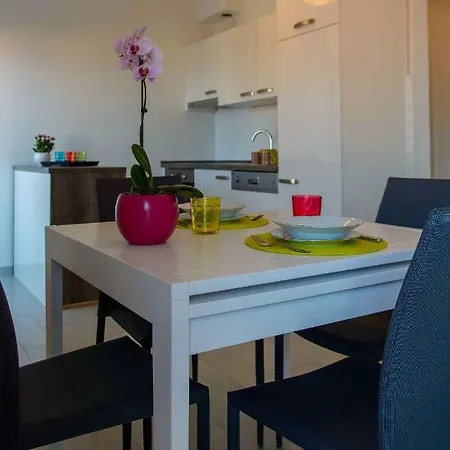 Two-bedroom In Okrug Gornji Iii Appartamento