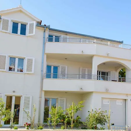 Two-bedroom In Okrug Gornji Iii Traù