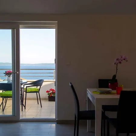 Two-bedroom In Okrug Gornji Iii Traù