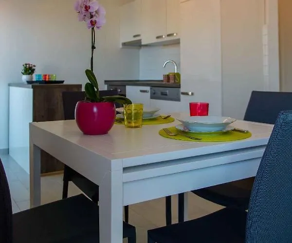 Two-bedroom In Okrug Gornji Iii 公寓