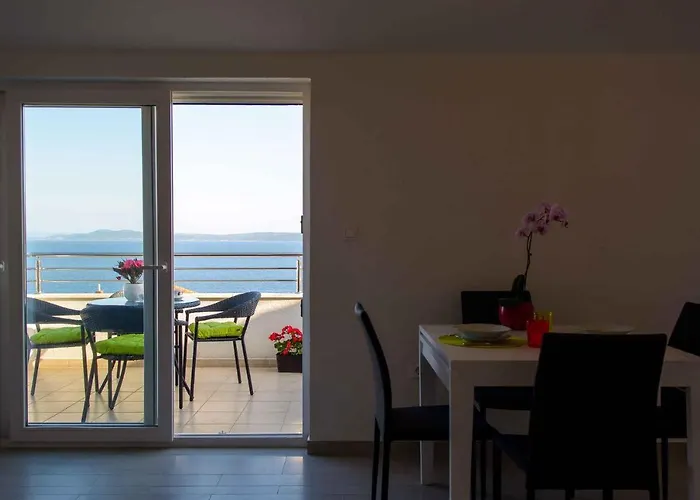 Two-bedroom In Okrug Gornji Iii 特罗吉尔